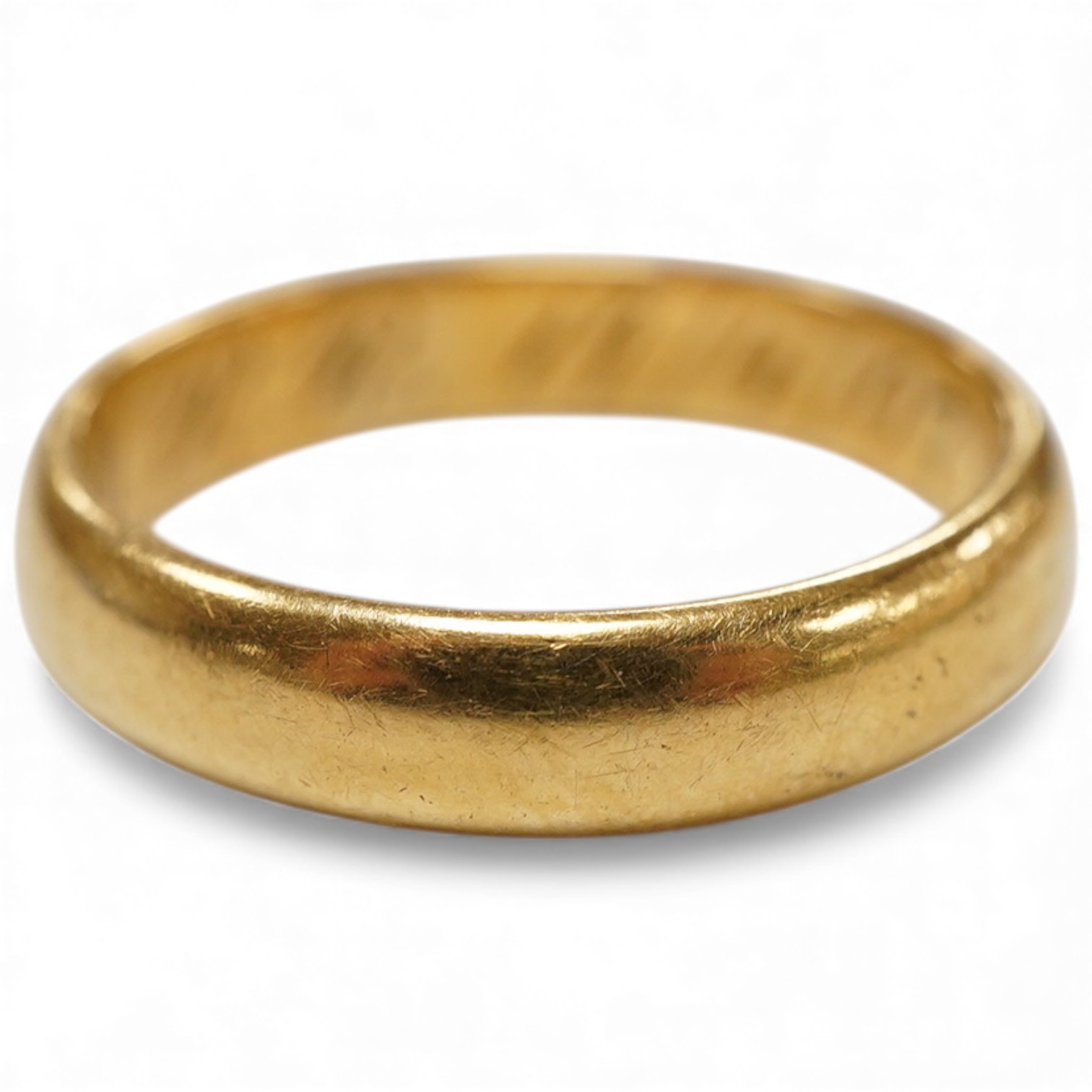 A Far Eastern yellow metal wedding band with engraved inscription, stamped '20', size O, 5 grams.